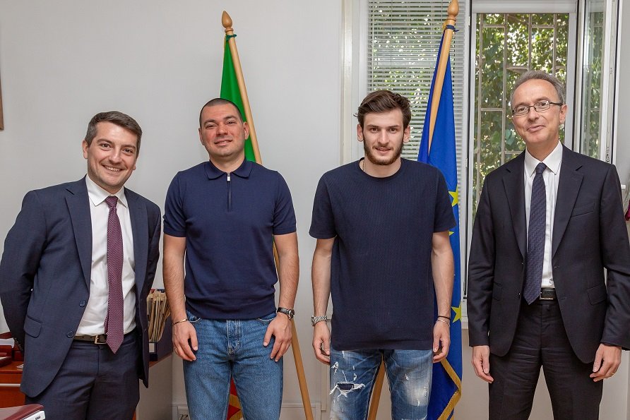 დღეს, თბილისში იტალიის ელჩი ენრიკო ვალვო  ქართველ ფეხბურთელ ხვიჩა კვარაცხელიას შეხვდა და NAPOL - ში წარმატება უსურვა