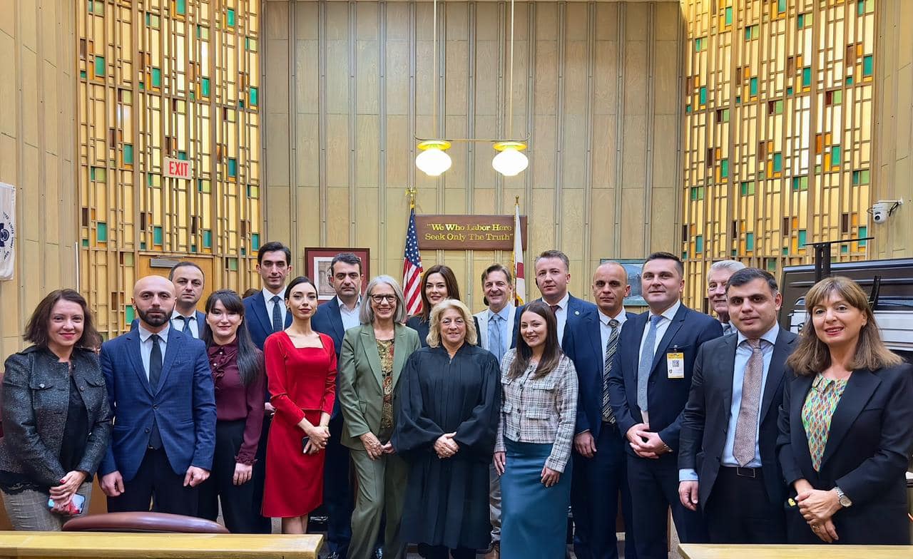 ადვოკატთა ასოციაციის თავმჯდომარის, დავით ასათიანის ხელმძღვანელობით ამერიკის შეერთებულ შტატებში ნაფიც მსაჯულთა სასამართლო უნარ-ჩვევების საკითხებზე ქართველი ადვოკატების რიგით მეორე სასწავლო ვიზიტი ჩატარდა.