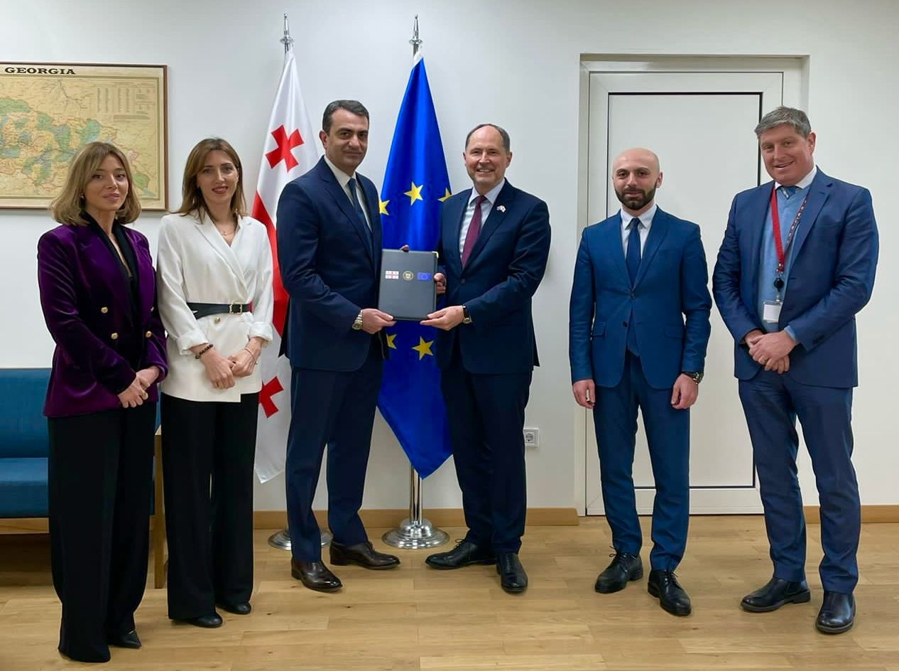 ადვოკატთა ასოციაციის თავმჯდომარე ევროკავშირის ელჩს საქართველოში, პაველ ჰერჩინსკის შეხვდა