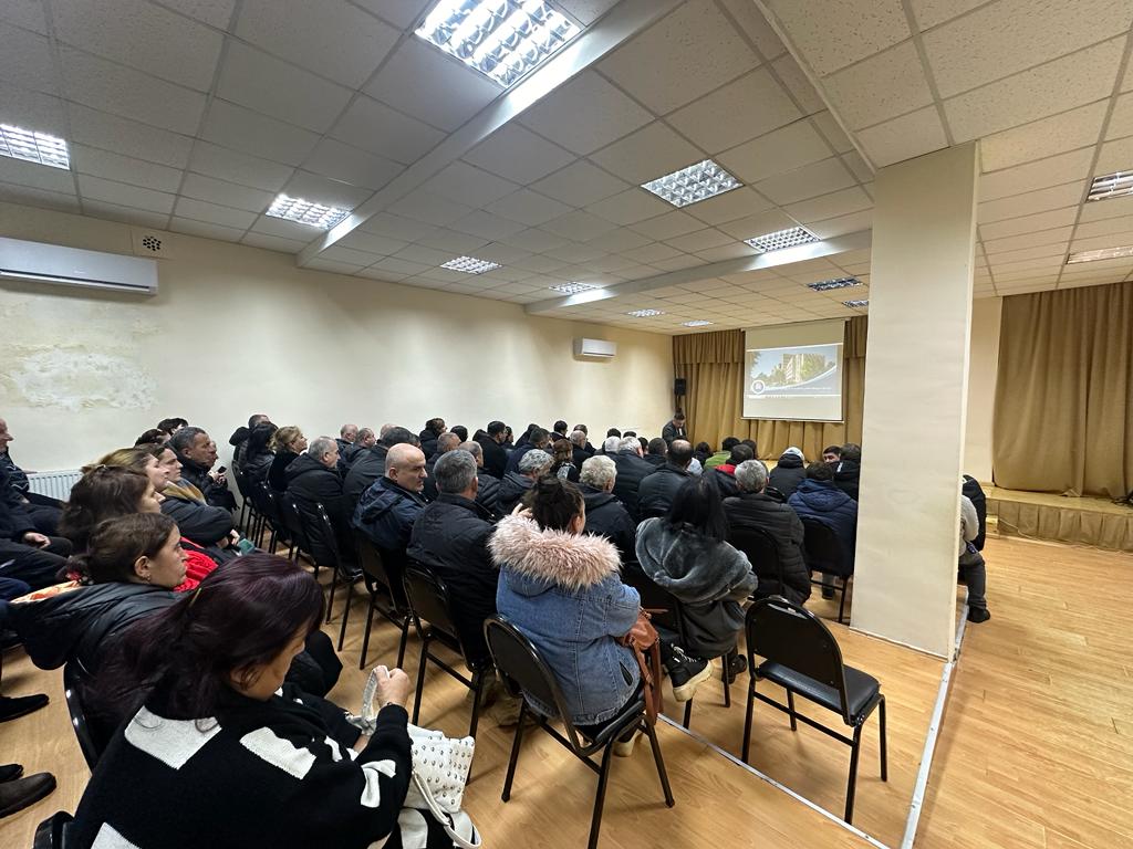 ბაღდათში და ხონში მოსახლეობასთან საინფორმაციო შეხვედრები გამართეს პროკურორებმა,  სახელმწიფოს კუთვნილი სასოფლო-სამეურნეო დანიშნულების მიწის ნაკვეთების მისაკუთრების ფაქტებზე ამნისტიის კანონის ამოქმედებასთან დაკავშირებით
