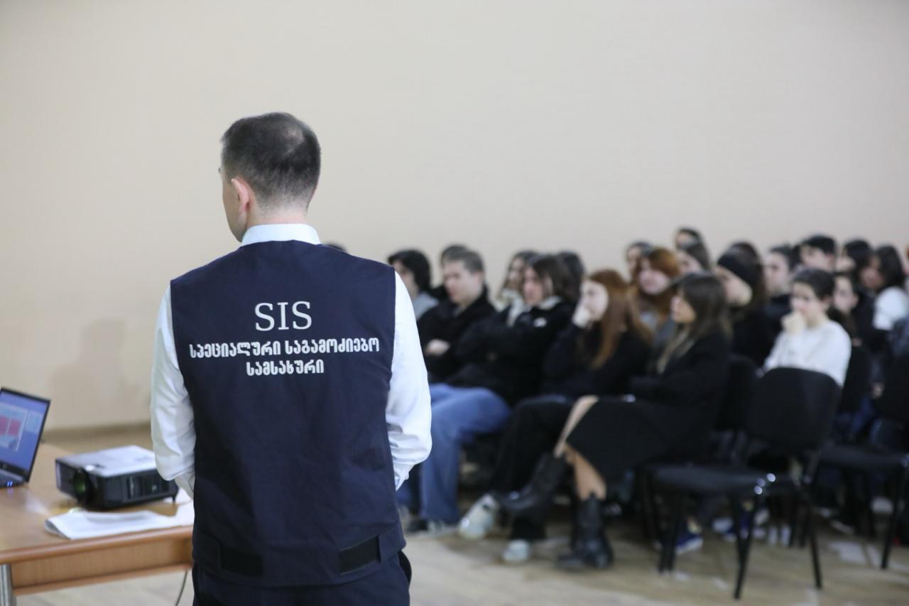 არასრულწლოვნების ცნობიერების ასამაღლებლად, სპეციალური საგამოძიებო სამსახური, სკოლებში საინფორმაციო შეხვედრებს ატარებს