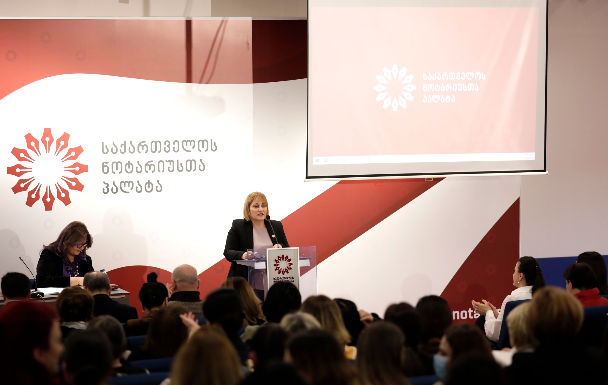 ნოტარიუსთა პალატის გამგეობის თავმჯდომარე ეკატერინე ნანდოშვილმა  საერთო კრებას გასული წლის ანგარიში და 2024 წლის გეგმები წარუდგინა.