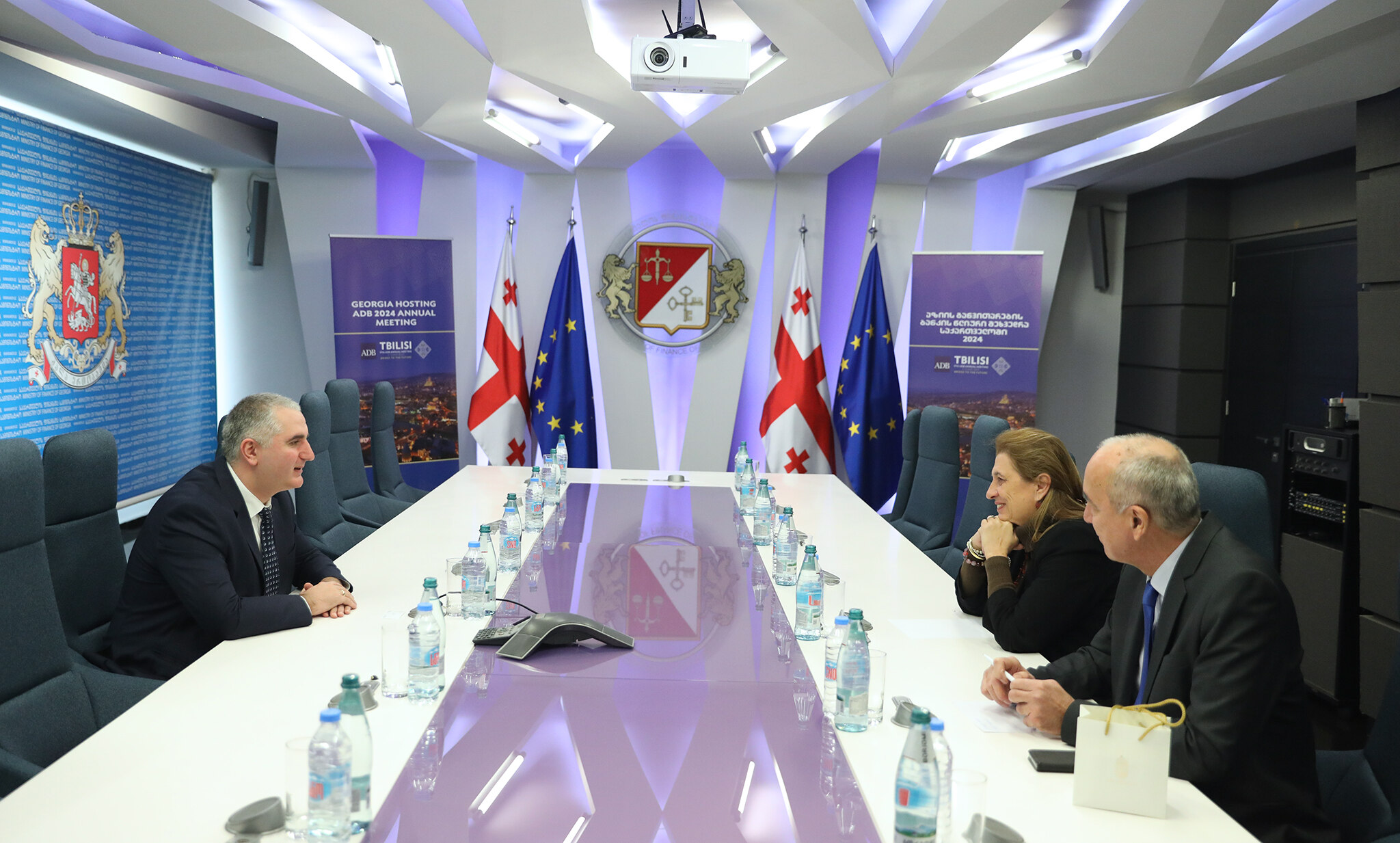 ფინანსთა მინისტრი ლაშა ხუციშვილი უნგრეთის საგანგებო და სრულუფლებიან ელჩს საქართველოში, ანა მარია შიკოს შეხვდა.