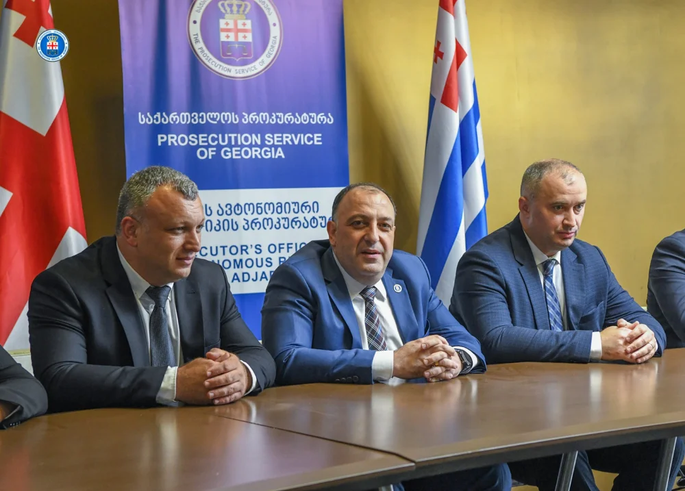 საქართველოს გენერალურმა პროკურორმა, გიორგი გვარაკიძემ აჭარის ავტონომიური რესპუბლიკის პროკურატურის თანამშრომლებს, აჭარის ავტონომიური რესპუბლიკის პროკურორი, გიორგი ცხოვრებაძე წარუდგინა.